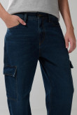 Jean azul oscuro cargo con bota recta y tiro medio