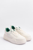 Tenis casuales cremas con texturas perforadas y contrastes