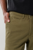 Pantalón unicolor en dril ajustado con tiro medio