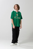 Camiseta verde oscura oversize college con cuello polo