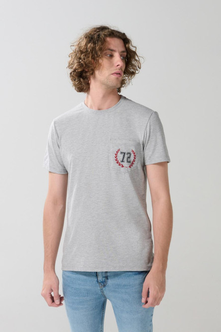 Camiseta college gris con manga corta y bolsillo