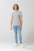 Camiseta college gris con manga corta y bolsillo
