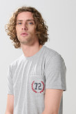 Camiseta college gris con manga corta y bolsillo