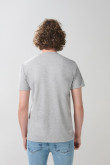 Camiseta college gris con manga corta y bolsillo