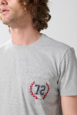 Camiseta college gris con manga corta y bolsillo