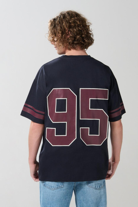 Camiseta oversize azul con arte college y cuello redondo