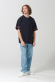 Camiseta oversize azul con arte college y cuello redondo