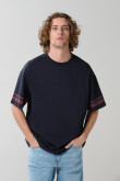 Camiseta oversize azul con arte college y cuello redondo