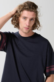 Camiseta oversize azul con arte college y cuello redondo