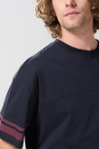 Camiseta oversize azul con arte college y cuello redondo