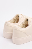 Tenis cremas claros casuales con suelas planas elevadas