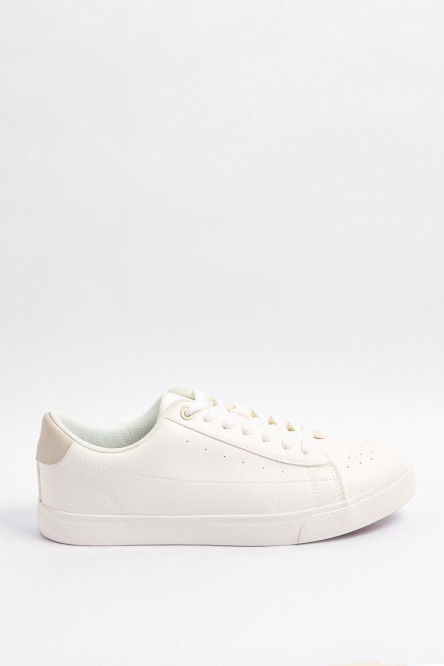 Tenis casuales blancos con contrastes y perforaciones