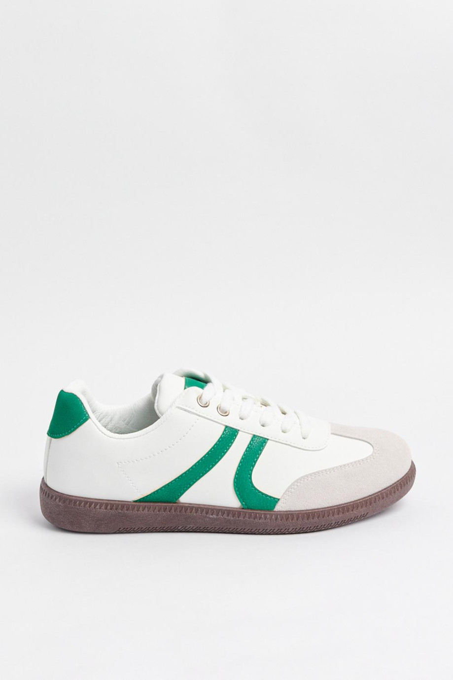 Tenis casuales blancos con contrastes verdes localizados