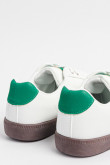 Tenis casuales blancos con contrastes verdes localizados