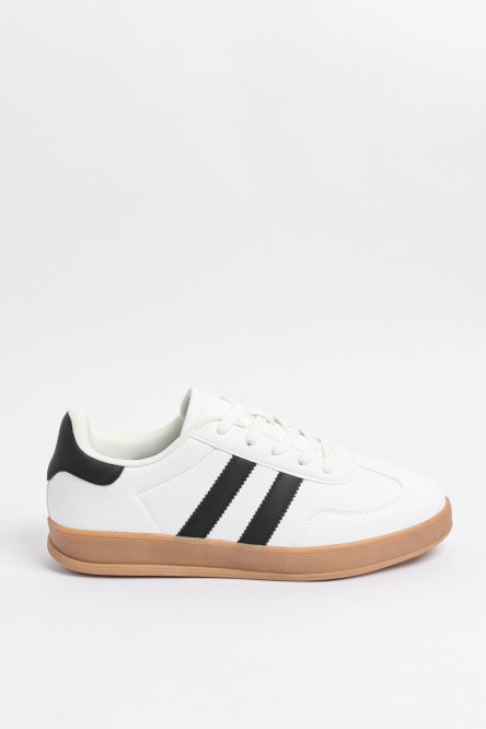 Tenis casuales blancos con contrastes negros localizados