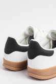 Tenis casuales blancos con contrastes negros localizados
