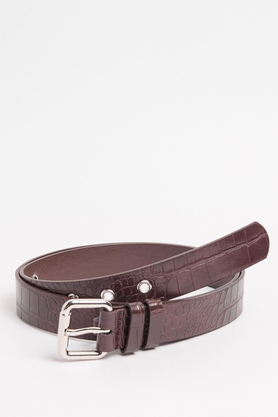 Cinturón café con texturas tipo reptil y hebilla cuadrada