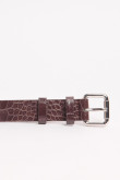 Cinturón café con texturas tipo reptil y hebilla cuadrada