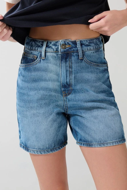 Short azul claro en jean con súper tiro alto y bolsillos