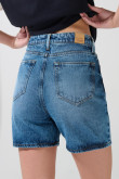 Short azul claro en jean con súper tiro alto y bolsillos