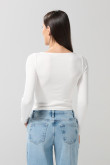 Camiseta manga larga cuello bandeja unicolor, fit slim para mujer.