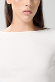 Camiseta manga larga cuello bandeja unicolor, fit slim para mujer.