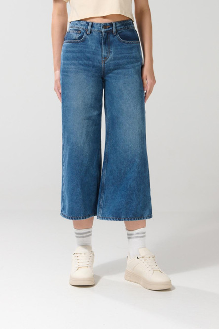 Jean azul claro tipo culotte con bota ancha y tiro alto