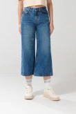 Jean azul claro tipo culotte con bota ancha y tiro alto