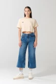 Jean azul claro tipo culotte con bota ancha y tiro alto