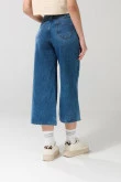 Jean azul claro tipo culotte con bota ancha y tiro alto