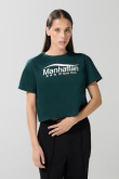 Camiseta unicolor crop top con estampado college en frente