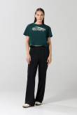 Camiseta unicolor crop top con estampado college en frente