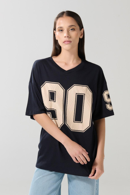 Camiseta cuello V negra con diseños college oversize