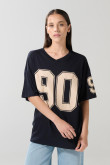 Camiseta cuello V negra con diseños college oversize