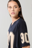 Camiseta cuello V negra con diseños college oversize