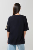 Camiseta cuello V negra con diseños college oversize
