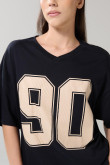 Camiseta cuello V negra con diseños college oversize