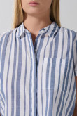 Blusa unicolor manga corta a rayas con bolsillo