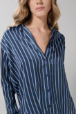 Blusa en satín a rayas unicolor con manga larga