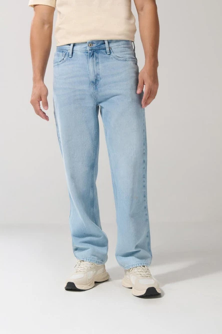 Jean tiro medio baggy azul claro con bota ancha y bolsillos