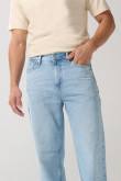 Jean tiro medio baggy azul claro con bota ancha y bolsillos