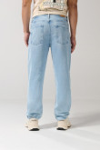 Jean tiro medio baggy azul claro con bota ancha y bolsillos