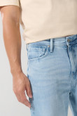 Jean tiro medio baggy azul claro con bota ancha y bolsillos