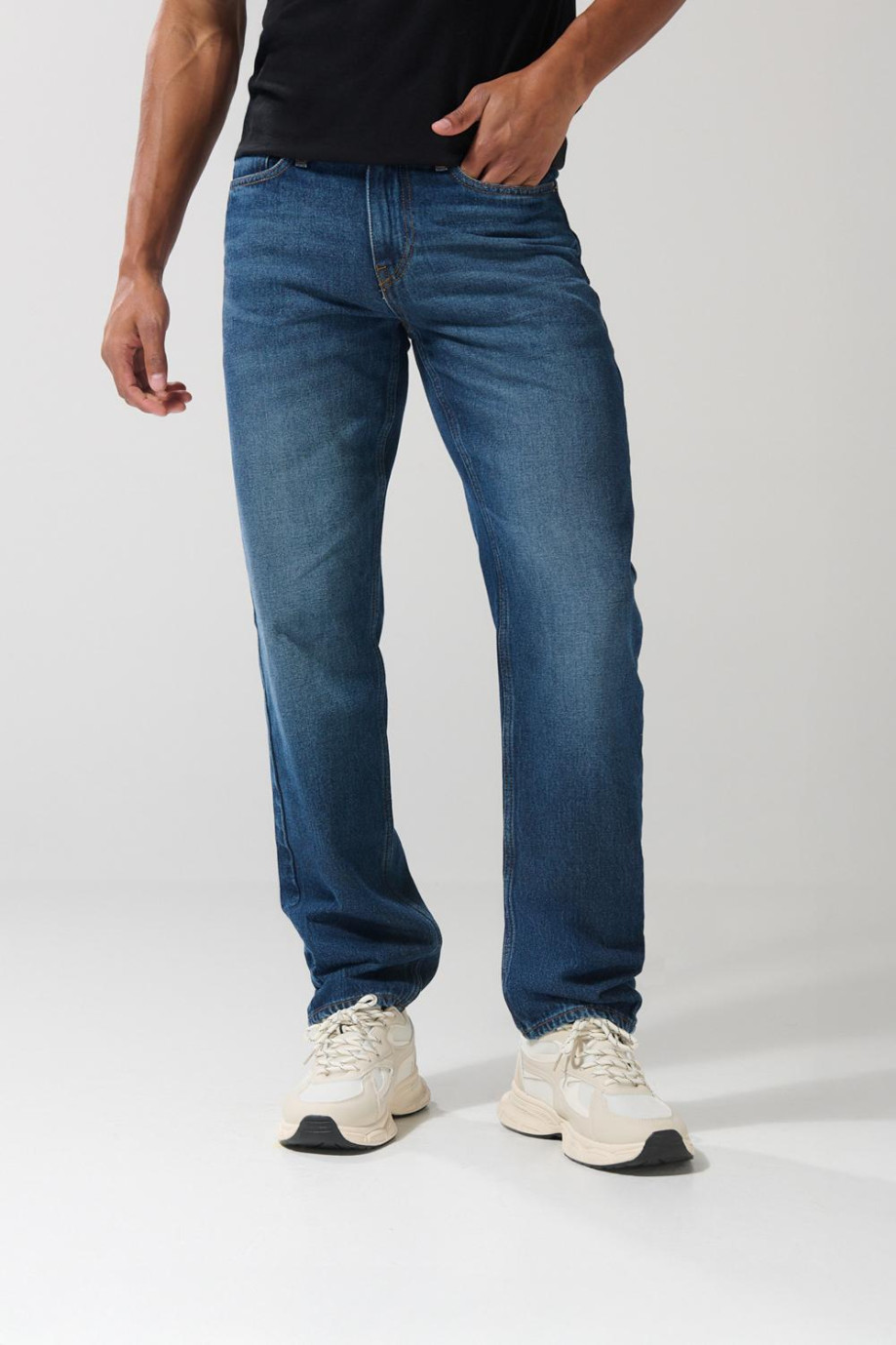 Jean azul oscuro 90´S con tiro bajo y bota recta