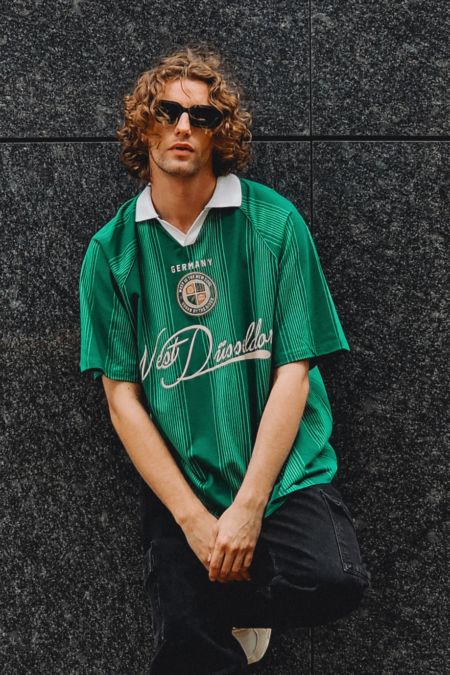 Camiseta verde oscura oversize college con cuello polo