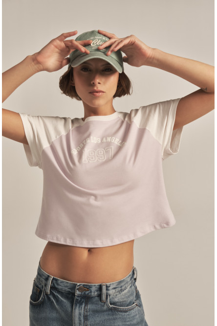 Camiseta college lila clara con manga ranglan corta