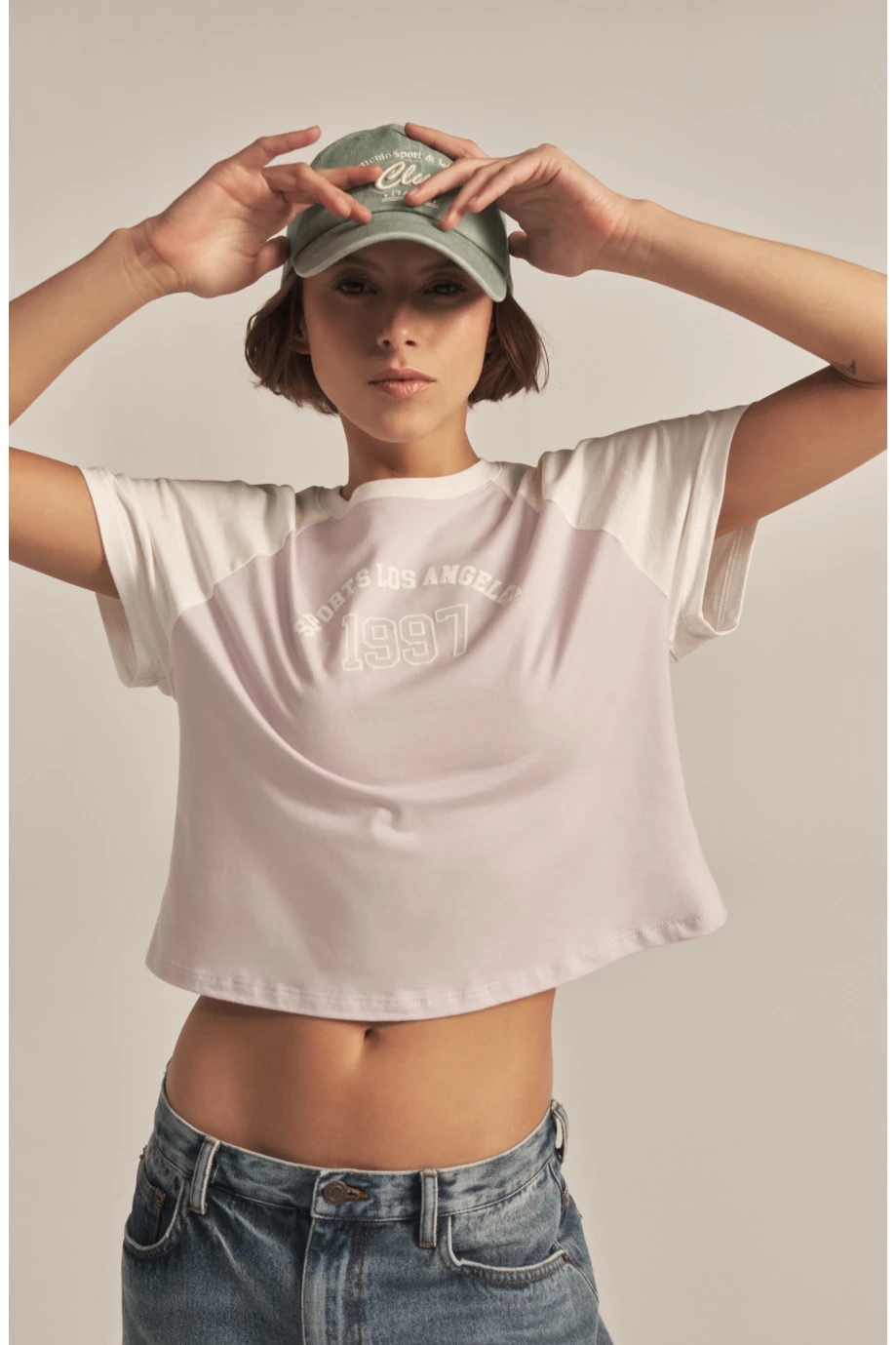 Camiseta college lila clara con manga ranglan corta