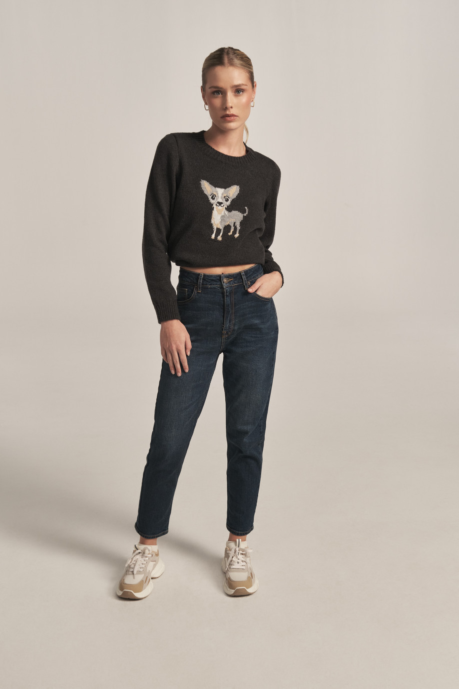 Suéter tejido negro con cuello redondo y diseño de perrito