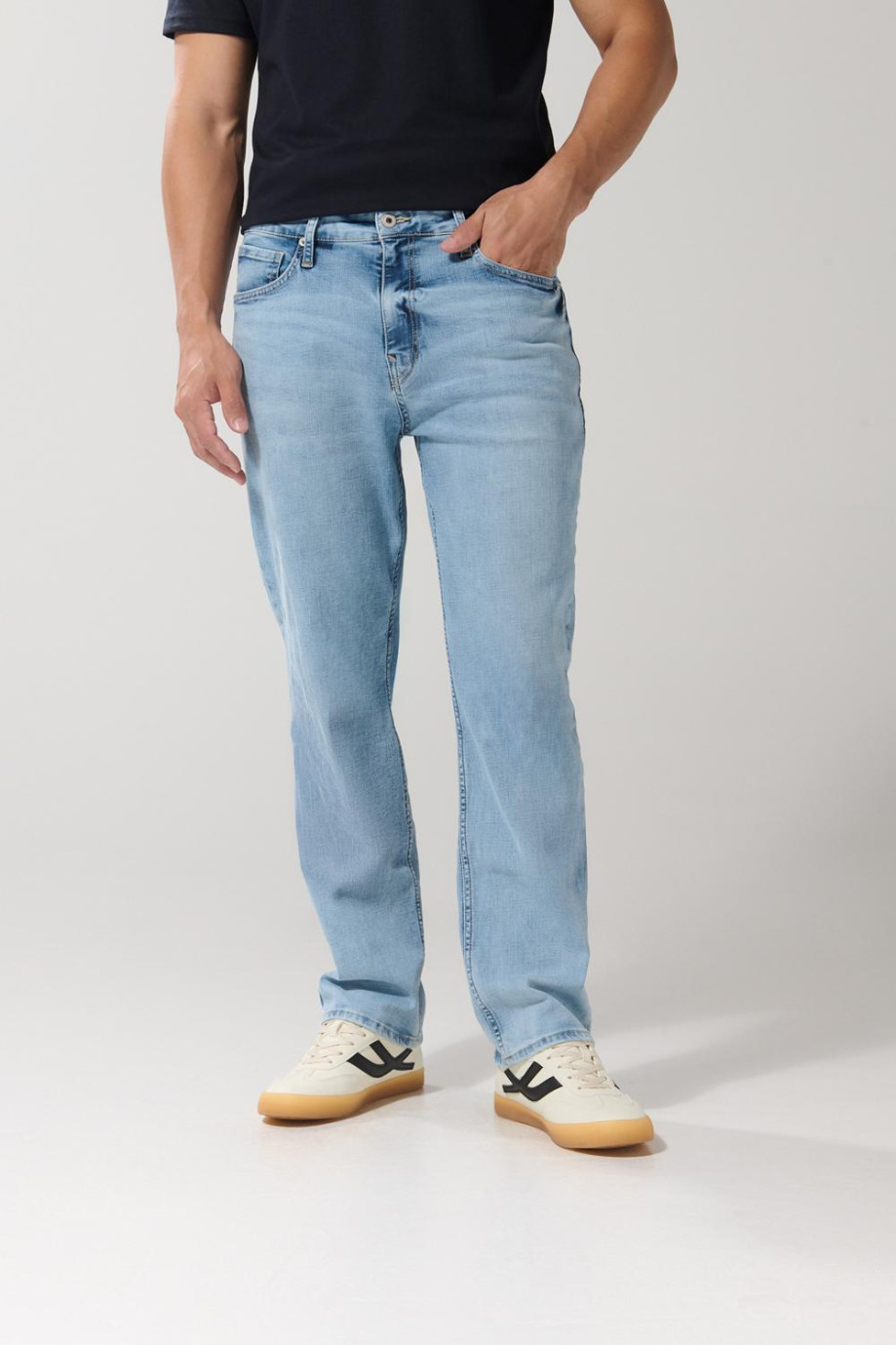 Jean azul claro tipo straight leg bota recta con tiro bajo