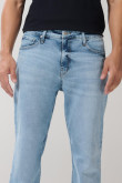 Jean azul claro tipo straight leg bota recta con tiro bajo